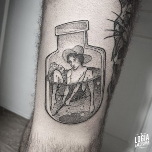 tatuaje_pierna_hombre_botella_pez_victor_dalmau_logiabarcelona 